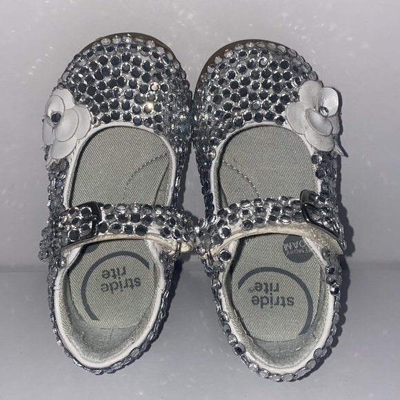 Stride Rite Ava white patent leather shoes, size 5.5W - Picture 4 of 10